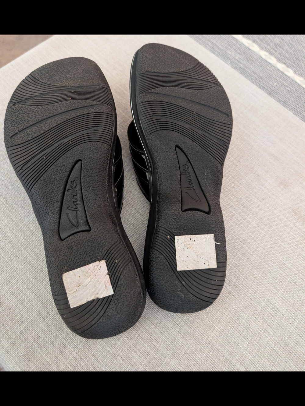 Almost New Clarks Black Patent Floral Thong Sandals Size 8 - Picture 4 of 5